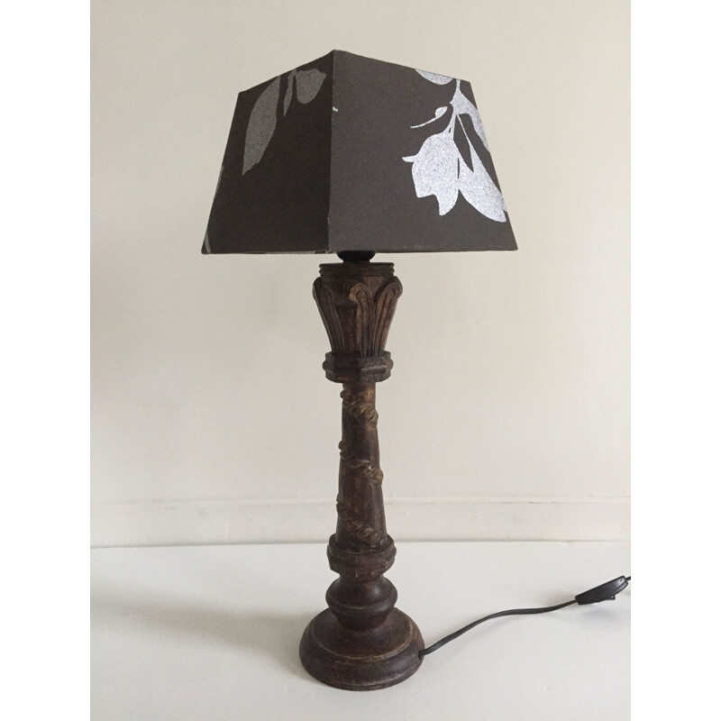 Lampe vintage en bois sculpté et tissu