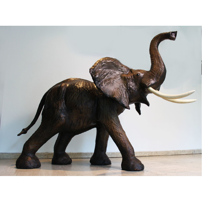 Vintage olifantenbeeldje in leer