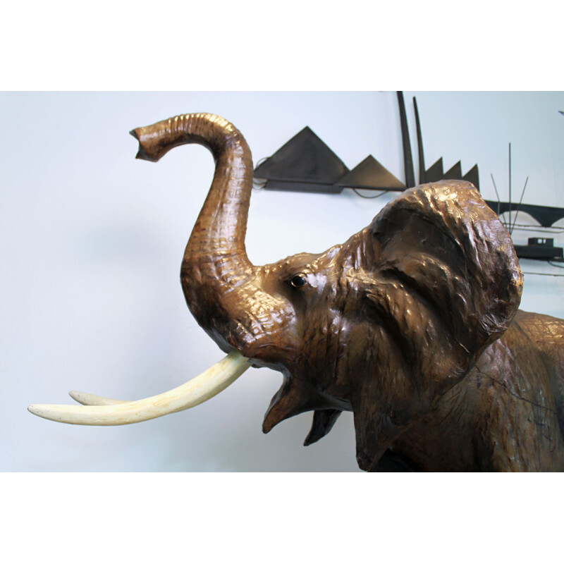 Estátua de elefante vintage em couro