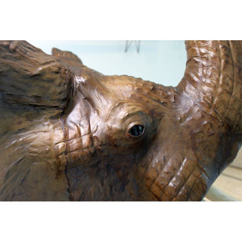 Estátua de elefante vintage em couro