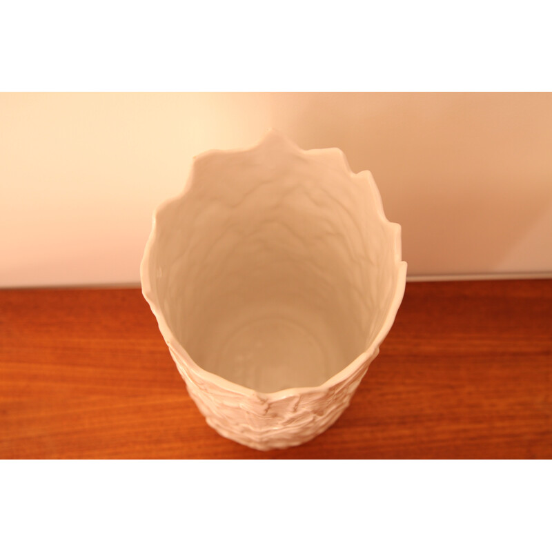 Vase vintage en porcelaine aux motifs végétaux