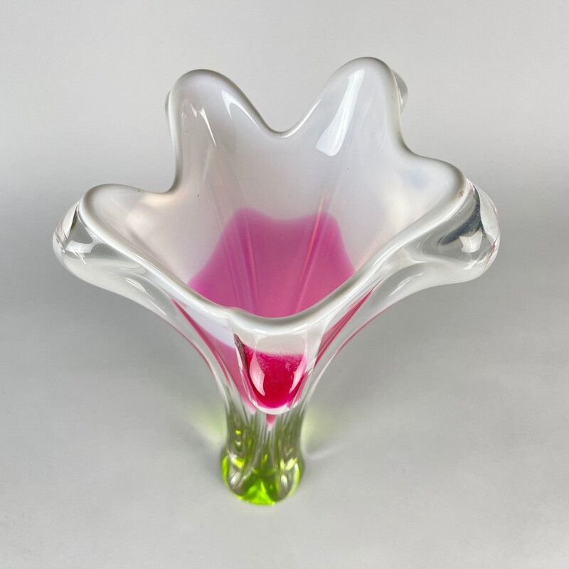 Jarrón de vidrio artístico vintage de Josef Hospodka para Chribska Glassworks, 1960