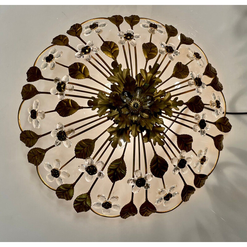 Lámpara de techo vintage de metal dorado con flores de cristal, Italia 1960