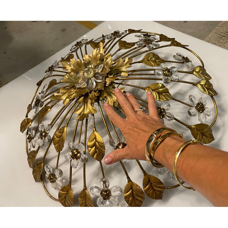 Candeeiro de tecto metálico dourado Vintage com flores de cristal, Itália 1960