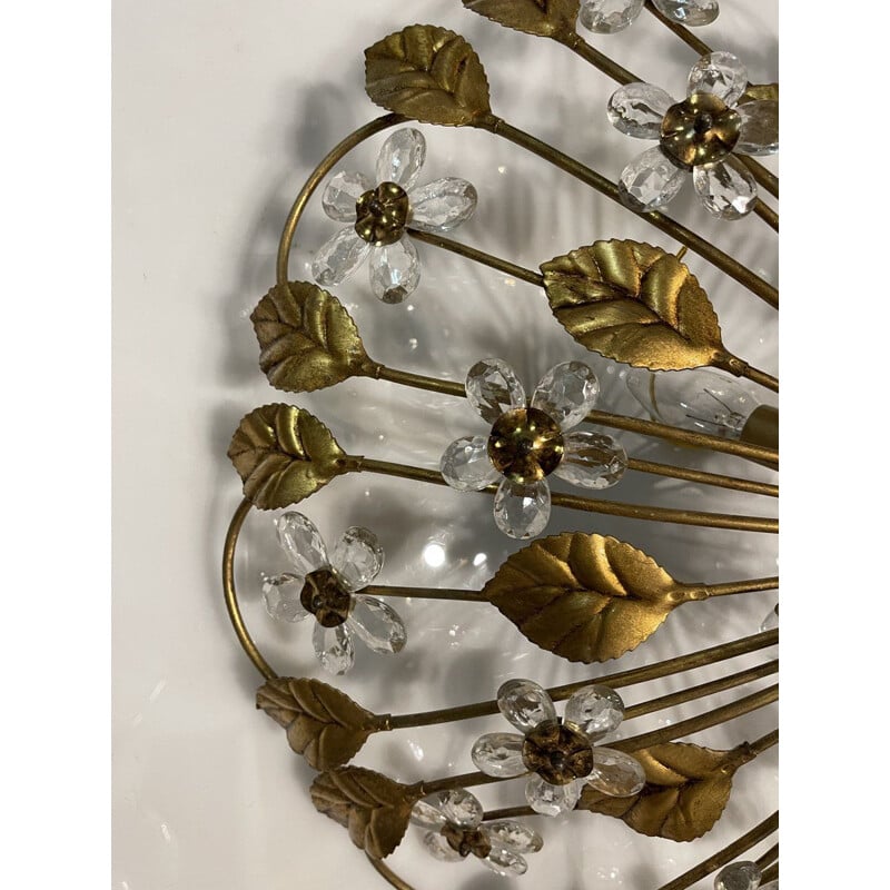 Lámpara de techo vintage de metal dorado con flores de cristal, Italia 1960