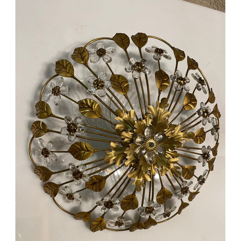 Lámpara de techo vintage de metal dorado con flores de cristal, Italia 1960