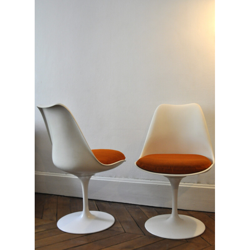 "Tulip" Knoll white chairs with orange cushion, Eero SAARINEN - 1960s