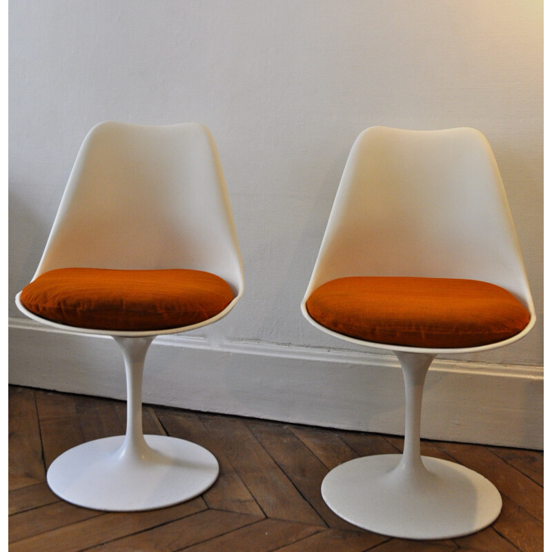 "Tulip" Knoll white chairs with orange cushion, Eero SAARINEN - 1960s