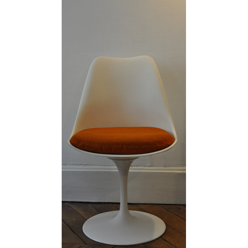 "Tulip" Knoll white chairs with orange cushion, Eero SAARINEN - 1960s