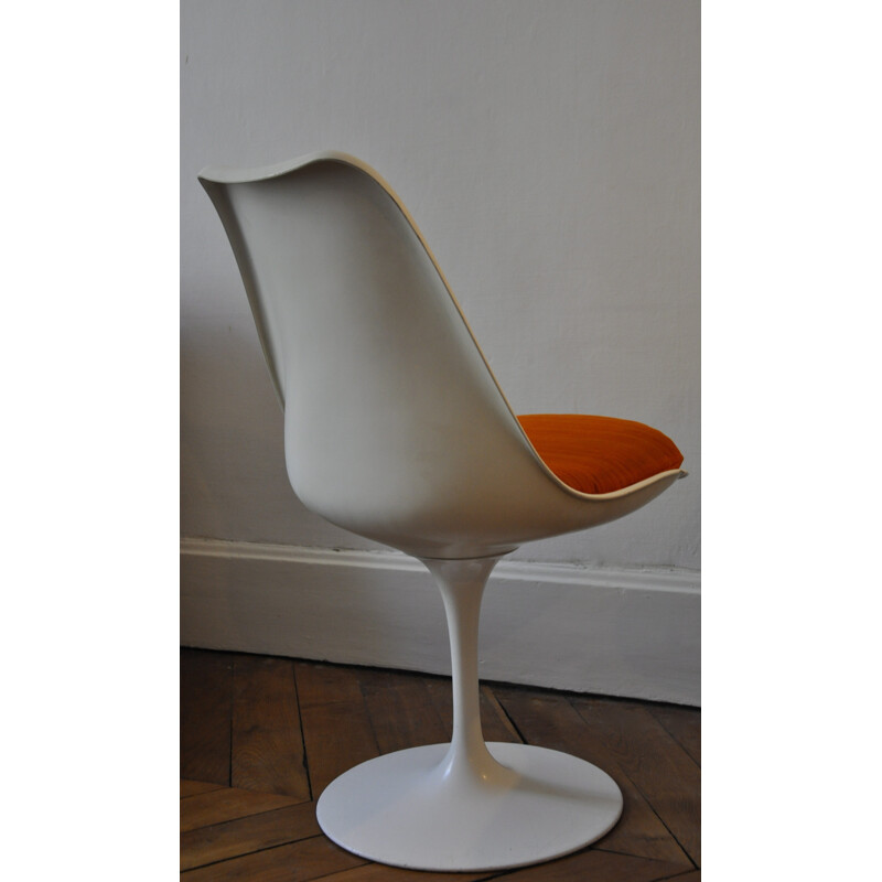 "Tulip" Knoll white chairs with orange cushion, Eero SAARINEN - 1960s