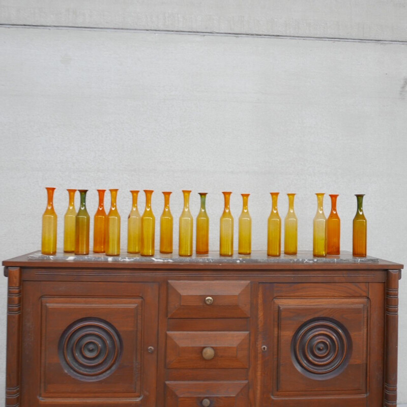 Ensemble de 17 bouteilles décoratives français vintage en verre, 1930