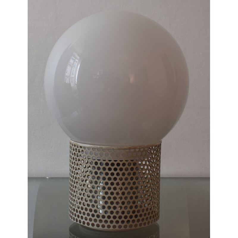 Lampe globe en métal laqué blanc et verre opalin, Michel Boyer - 1970