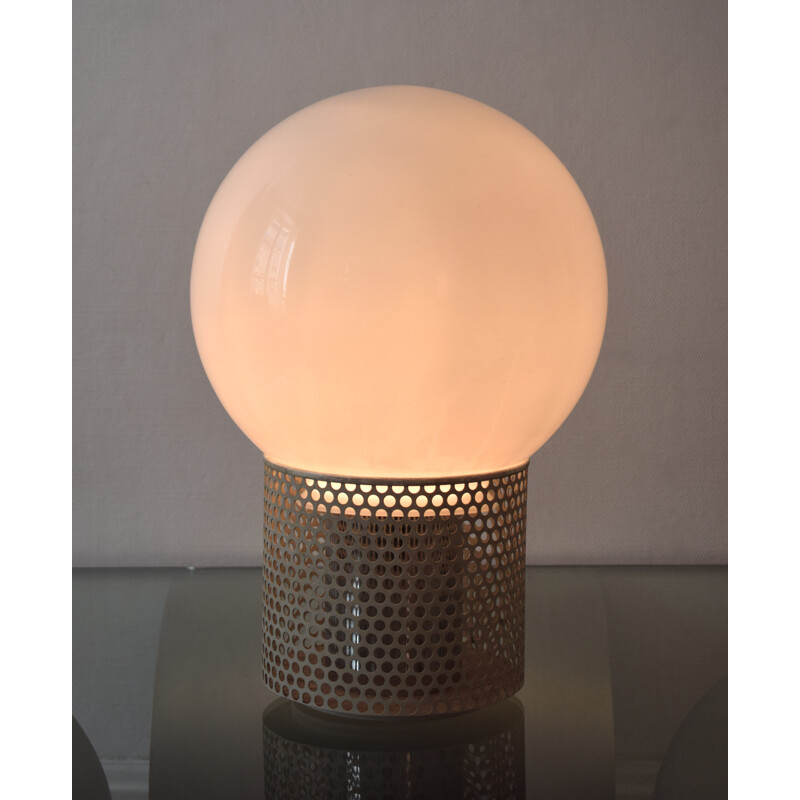 Lampe globe en métal laqué blanc et verre opalin, Michel Boyer - 1970