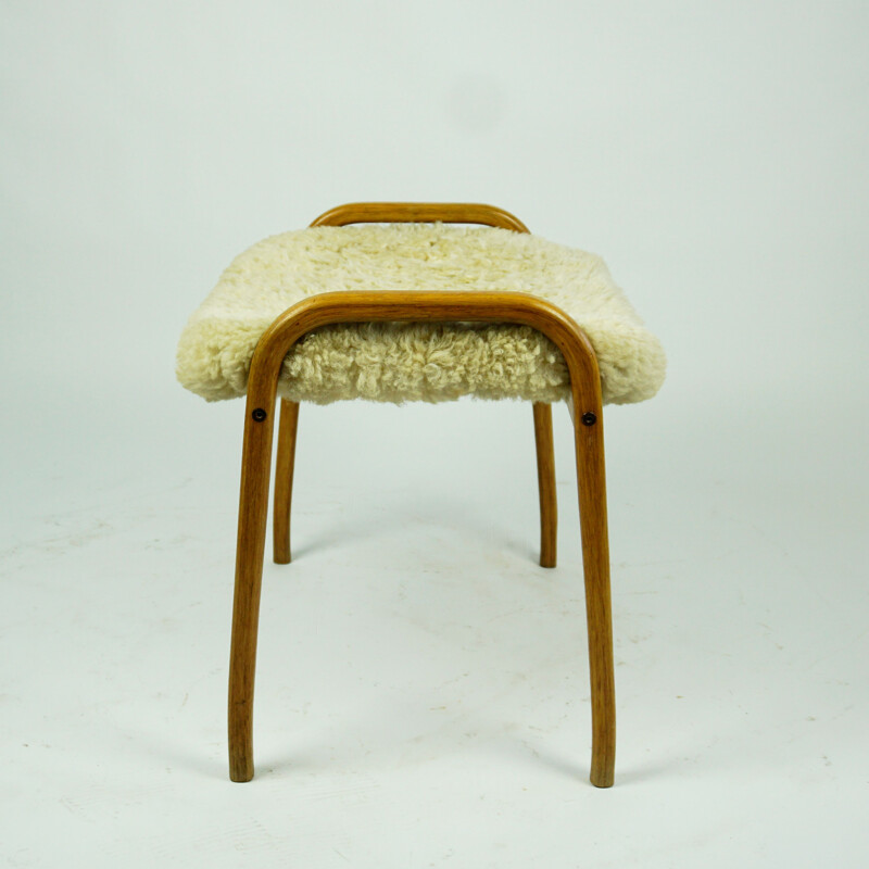 Repose-pieds vintage en bois de chêne et peau de mouton blanche laminée par Yngve Ekstrom pour Swedese, Suède 1950