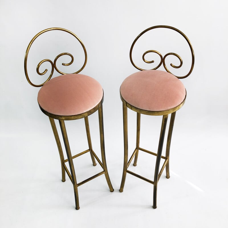 Pair of mid century brass bar stools in pastel pink velvet, Italy 1970s