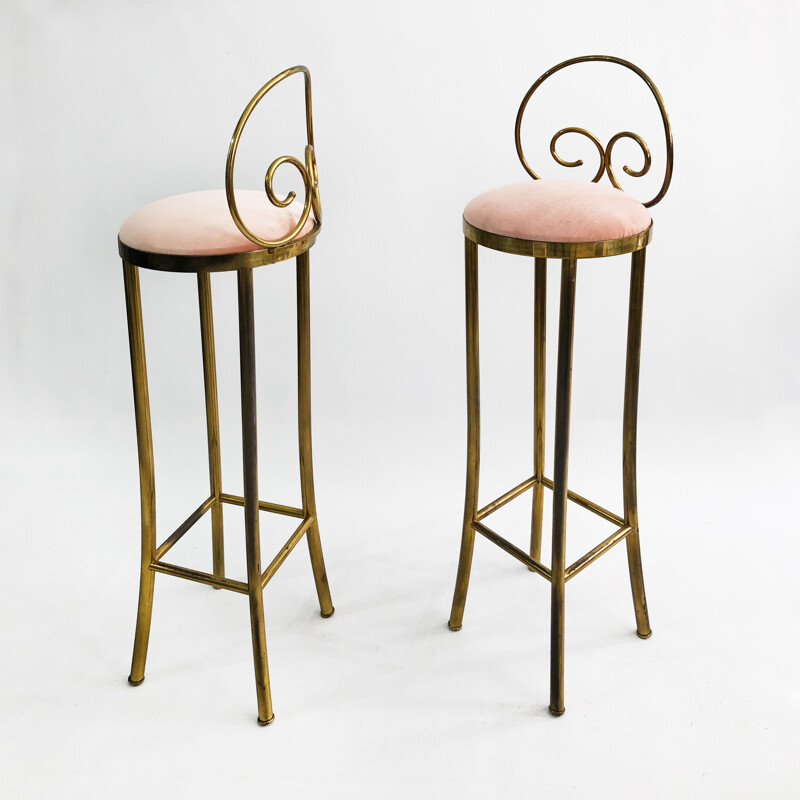 Pair of mid century brass bar stools in pastel pink velvet, Italy 1970s