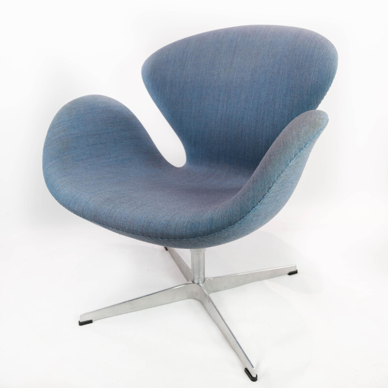 Vintage blue wool fabric swan armchair model 3320 by Arne Jacobsen for Fritz Hansen, 2014