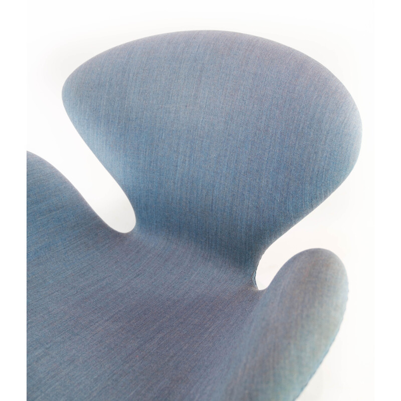 Fauteuil vintage cygne en tissu de laine bleu modèle 3320 par Arne Jacobsen pour Fritz Hansen, 2014