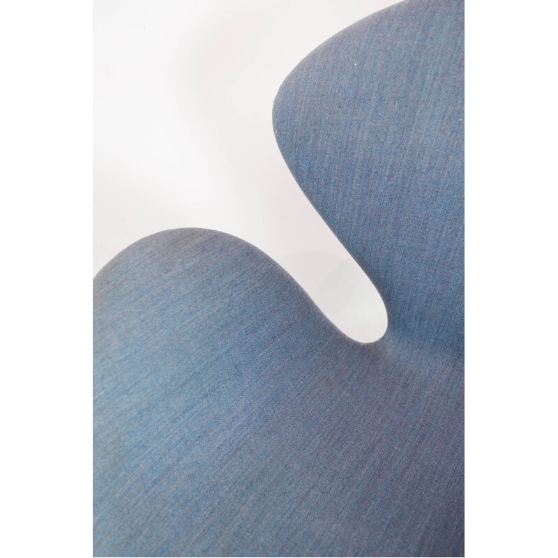 Fauteuil vintage cygne en tissu de laine bleu modèle 3320 par Arne Jacobsen pour Fritz Hansen, 2014