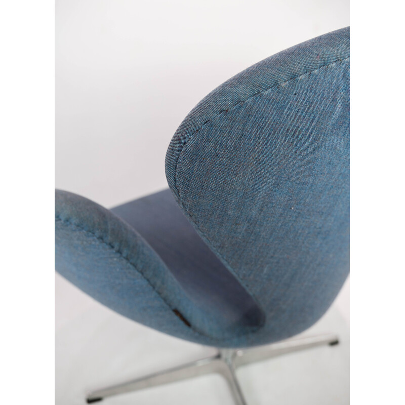 Fauteuil vintage cygne en tissu de laine bleu modèle 3320 par Arne Jacobsen pour Fritz Hansen, 2014