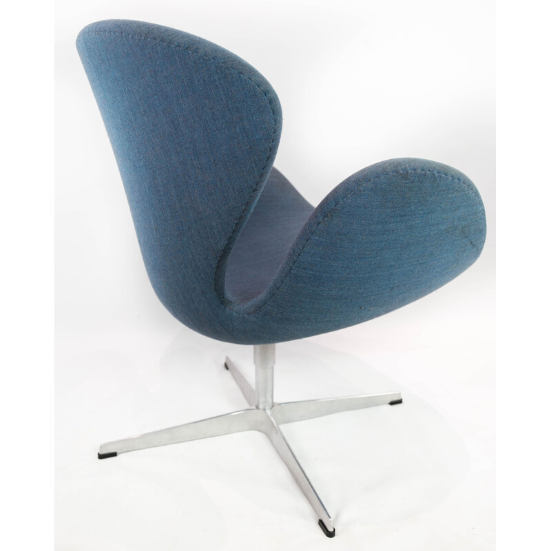 Fauteuil vintage cygne en tissu de laine bleu modèle 3320 par Arne Jacobsen pour Fritz Hansen, 2014