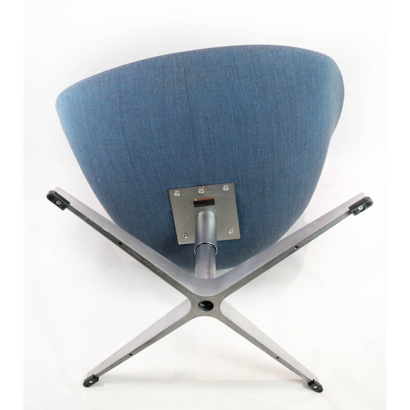 Fauteuil vintage cygne en tissu de laine bleu modèle 3320 par Arne Jacobsen pour Fritz Hansen, 2014