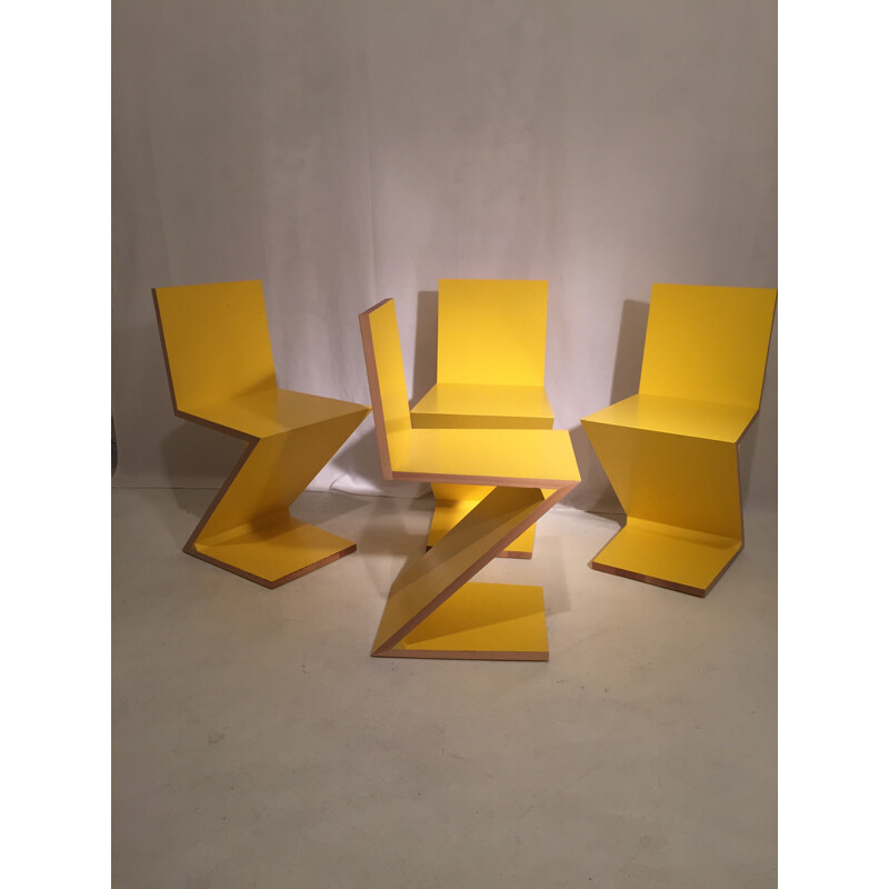 Suite de 4 chaises "Zig Zag", Gerrit RIETVELD - années 90