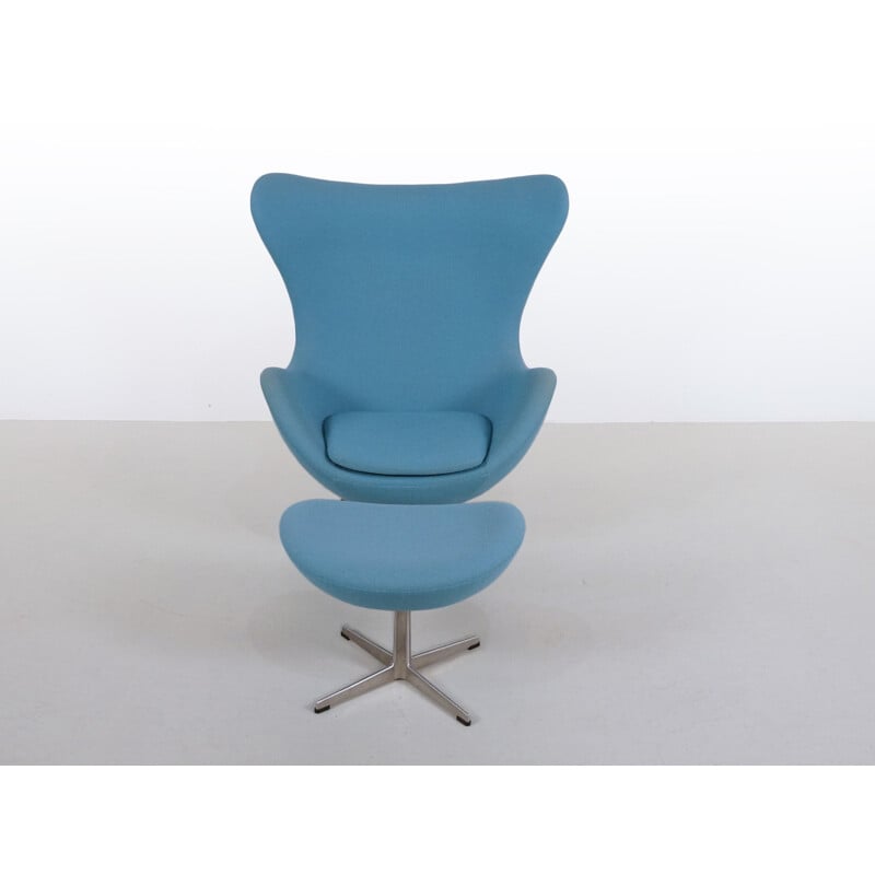 Fauteuil "Egg" et son ottoman Fritz Hansen en tissu bleu, Arne JACOBSEN - 2000