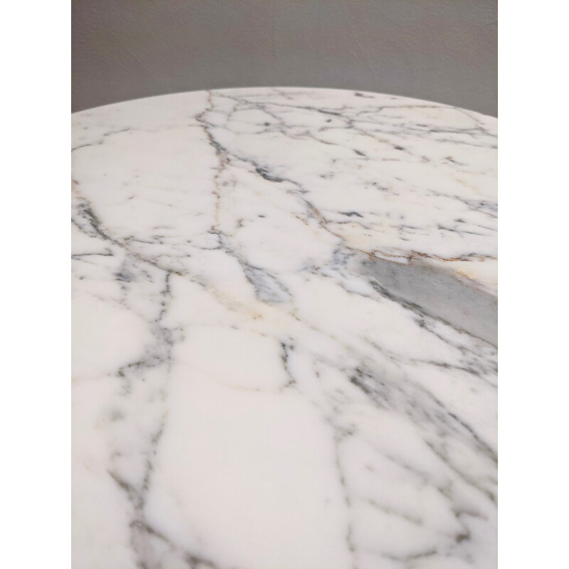 Guéridon vintage avec plateau en marbre blanc et base noire d'Eero Saarinen pour Knoll