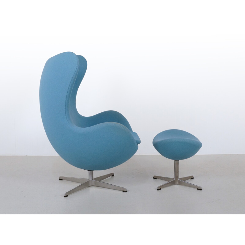 Fritz Hansen "Egg" chair and ottoman in blue fabric, Arne JACOBSEN - 2000s