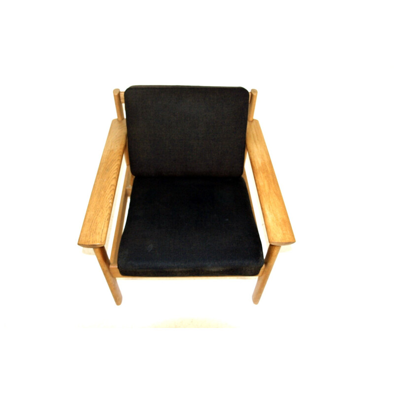 Sillón vintage escandinavo de roble y tela de algodón negro, Suecia 1960