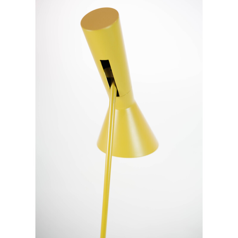 Lampadaire vintage jaune par Arne Jacobsen pour Louis Poulsen