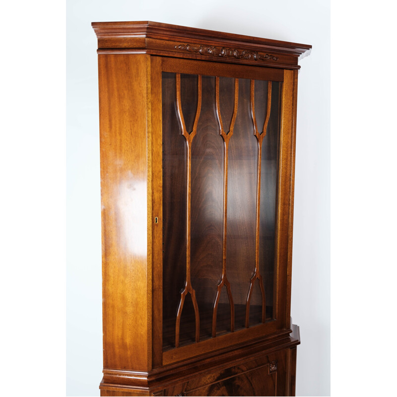 Vintage Hepplewhite corner cabinet of mahogany with glass door, 1920s