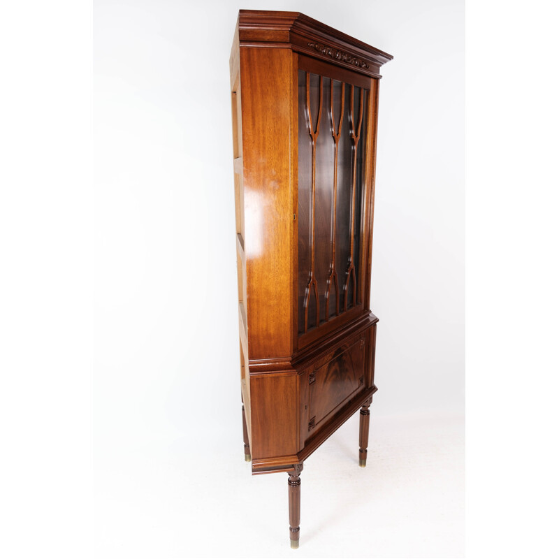 Vintage Hepplewhite corner cabinet of mahogany with glass door, 1920s