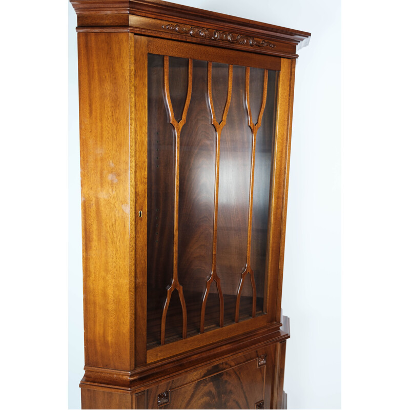 Vintage Hepplewhite corner cabinet of mahogany with glass door, 1920s