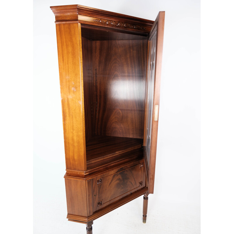 Vintage Hepplewhite corner cabinet of mahogany with glass door, 1920s