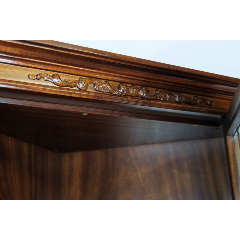 Vintage Hepplewhite corner cabinet of mahogany with glass door, 1920s