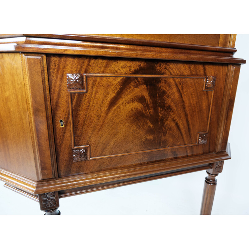 Vintage Hepplewhite corner cabinet of mahogany with glass door, 1920s