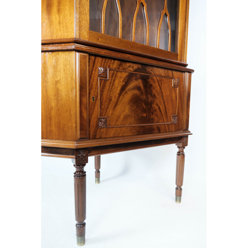 Vintage Hepplewhite corner cabinet of mahogany with glass door, 1920s