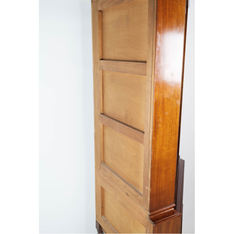 Vintage Hepplewhite corner cabinet of mahogany with glass door, 1920s