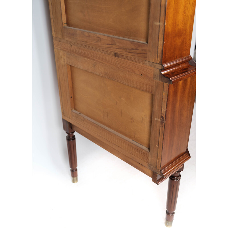 Vintage Hepplewhite corner cabinet of mahogany with glass door, 1920s