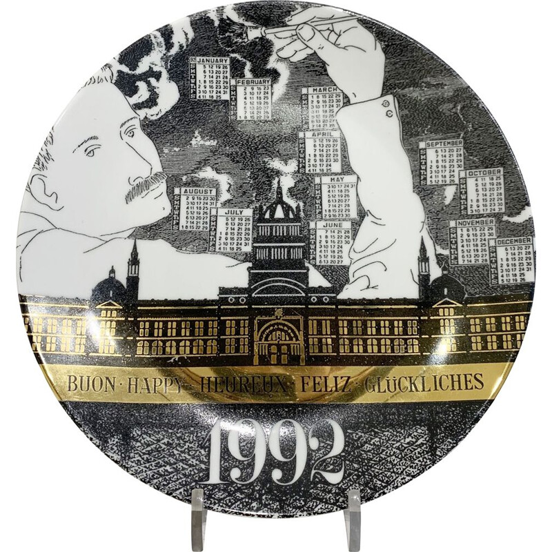 Piatto calendario in porcellana d'epoca di Piero Fornasetti, 1992