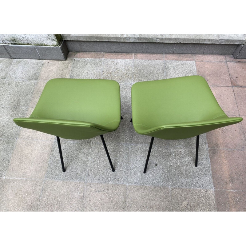 Paire de chaises vintage Tonneau en simili vert par Pierre Guariche, 1955