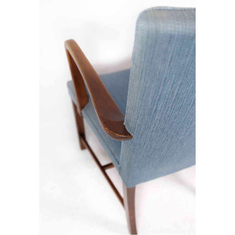 Poltrona vintage in mogano con rivestimento in tessuto azzurro di Fritz Hansen