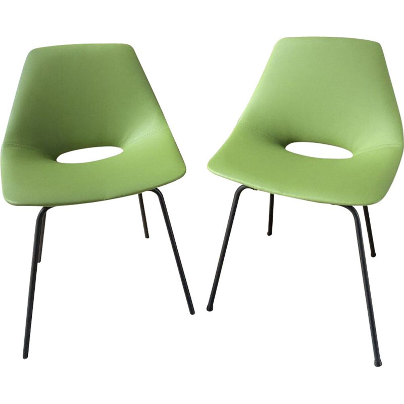 Paire de chaises vintage Tonneau en simili vert par Pierre Guariche, 1955