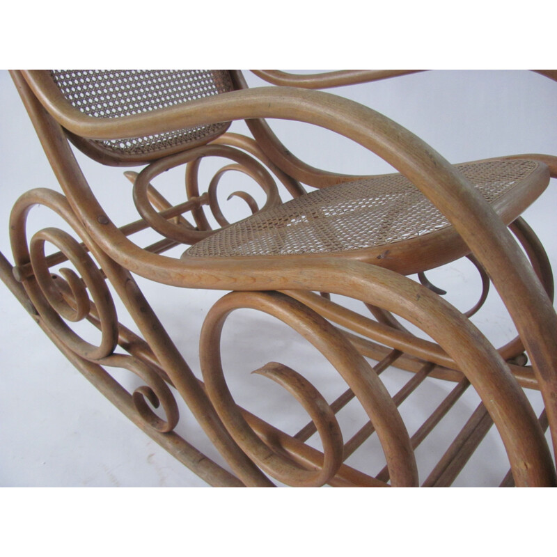 Silla mecedora de ratán vintage de Thonet-MundusKohn, Checoslovaquia años 20