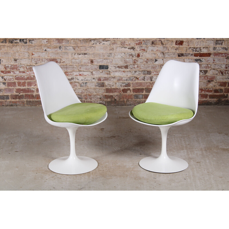 Set of 6 vintage white and green tulip chairs by Eero Saarinen for Knoll International
