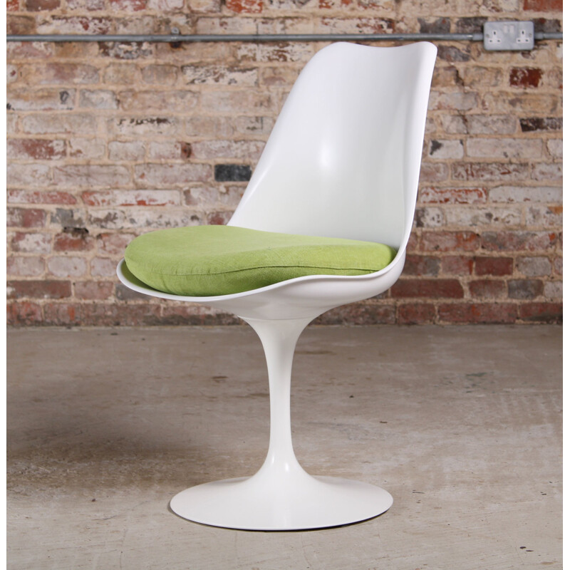 Set of 6 vintage white and green tulip chairs by Eero Saarinen for Knoll International