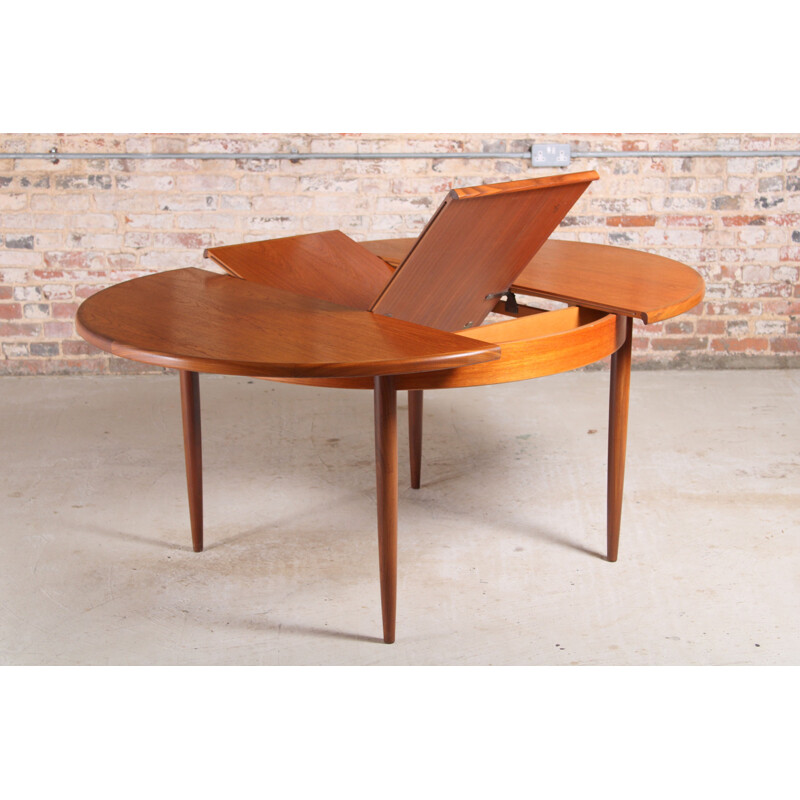 Mid century G-plan Fresceo extending teak dining table, 1960s