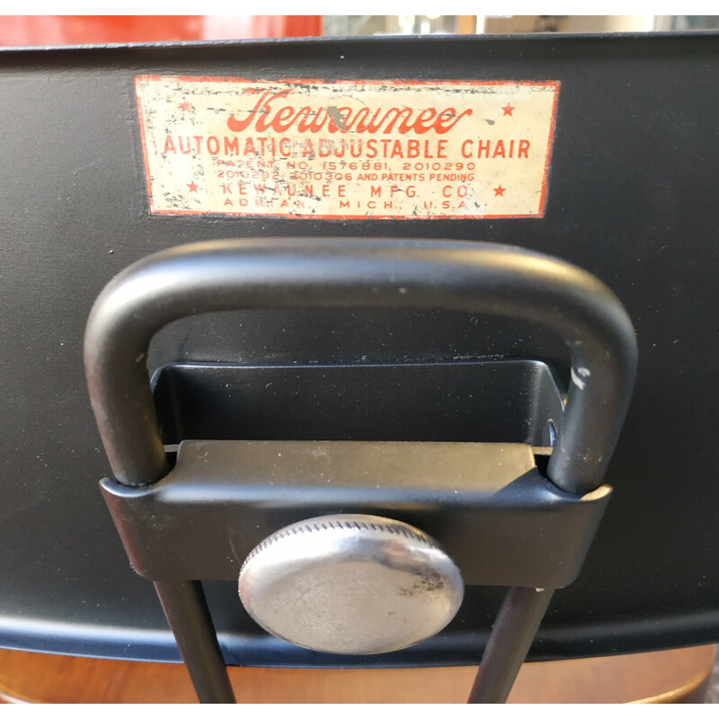Sgabello industriale regolabile automatico con schienale di Kewaunee Mfg, USA 1930